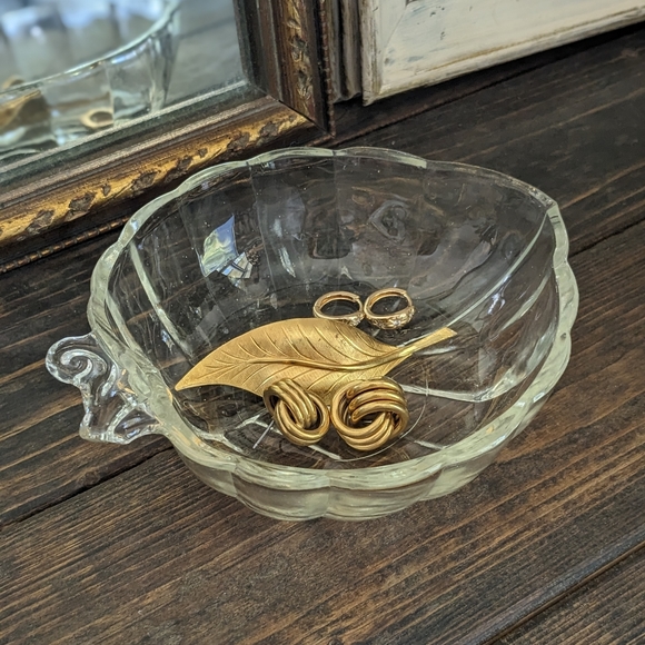 Leaf Shaped Glass Catch All Dish - Picture 2 of 4